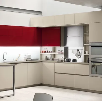 Cucina Moderna Lounge 12 angolare con penisola in laccato Beige Ecru opaco e Rosso Veneziano lucido di Veneta Cucine