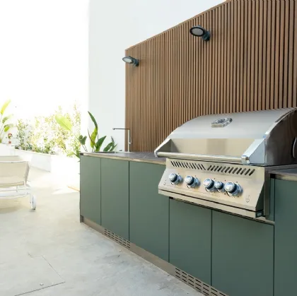 Cucina da esterno Via Nolfi in acciaio inox laccato verde di OF Outdoor kitchens