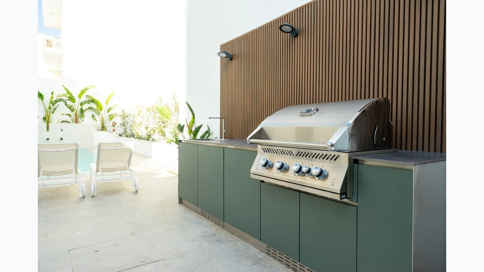 Cucina da esterno Via Nolfi in acciaio inox laccato verde di OF Outdoor kitchens