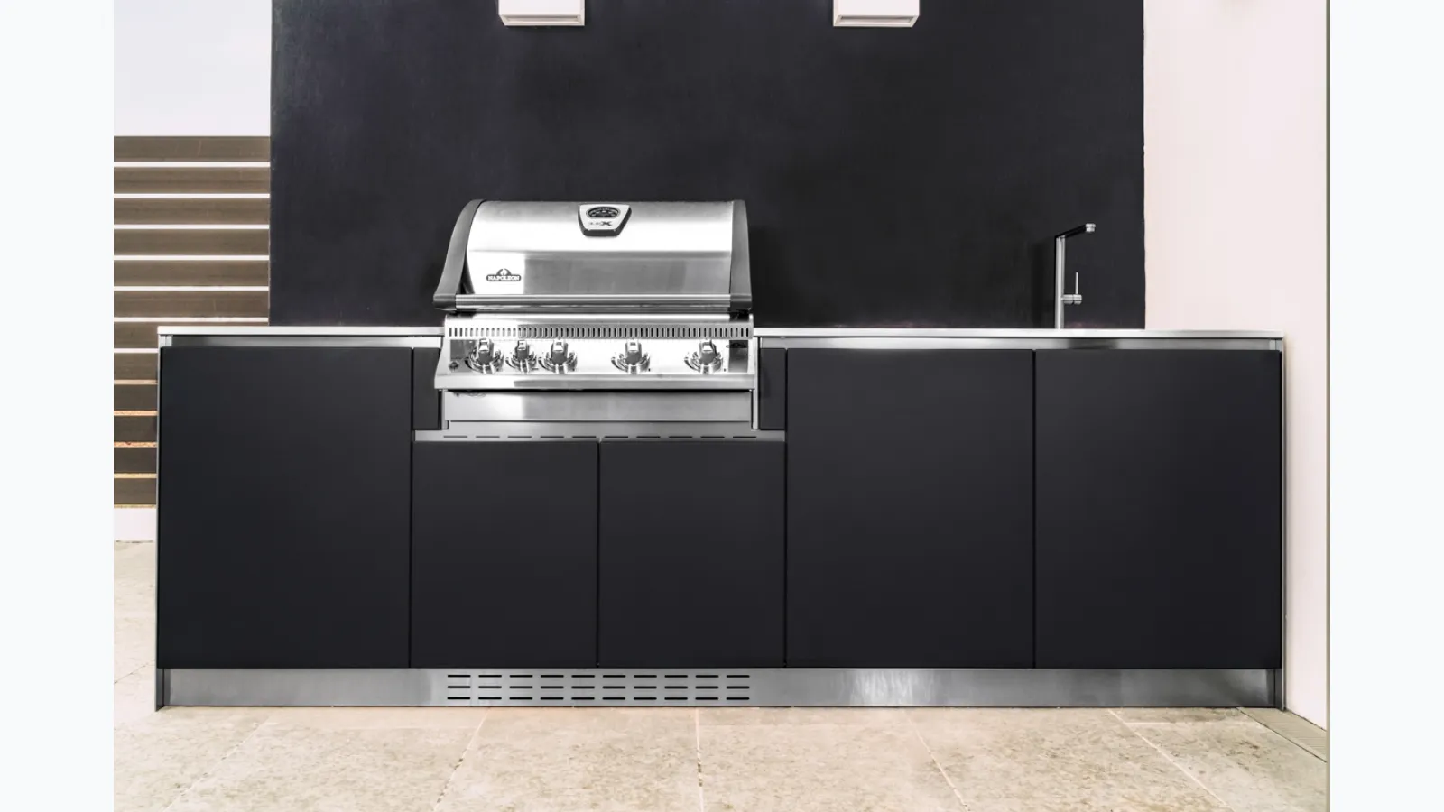 Cucina da esterno Via Nolfi in acciaio inox laccato nero di OF Outdoor kitchens